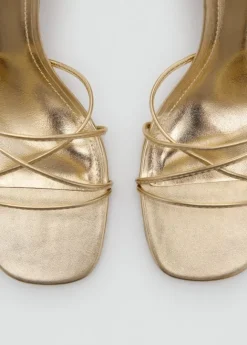 Heeled sandal with crossed straps