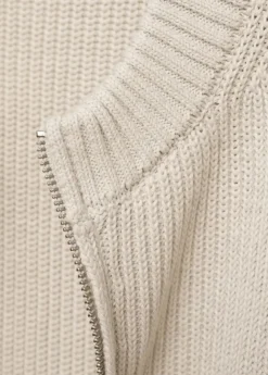 Knitted gilet with zip