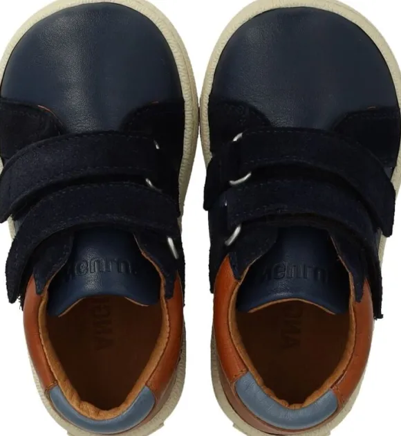 Mid-cut sneaker