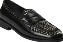Shoe rivet