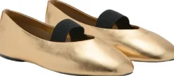 Strap leather shoes